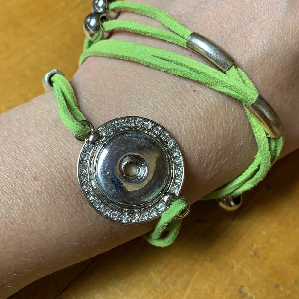 Green wrap bracelet with 3 interchangeable button designs - Picture 7 of 10